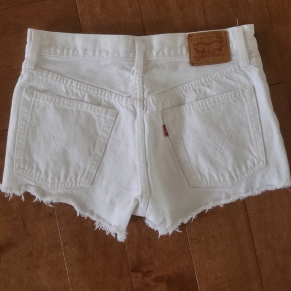 Levi white jean shorts - Picture 2 of 3
